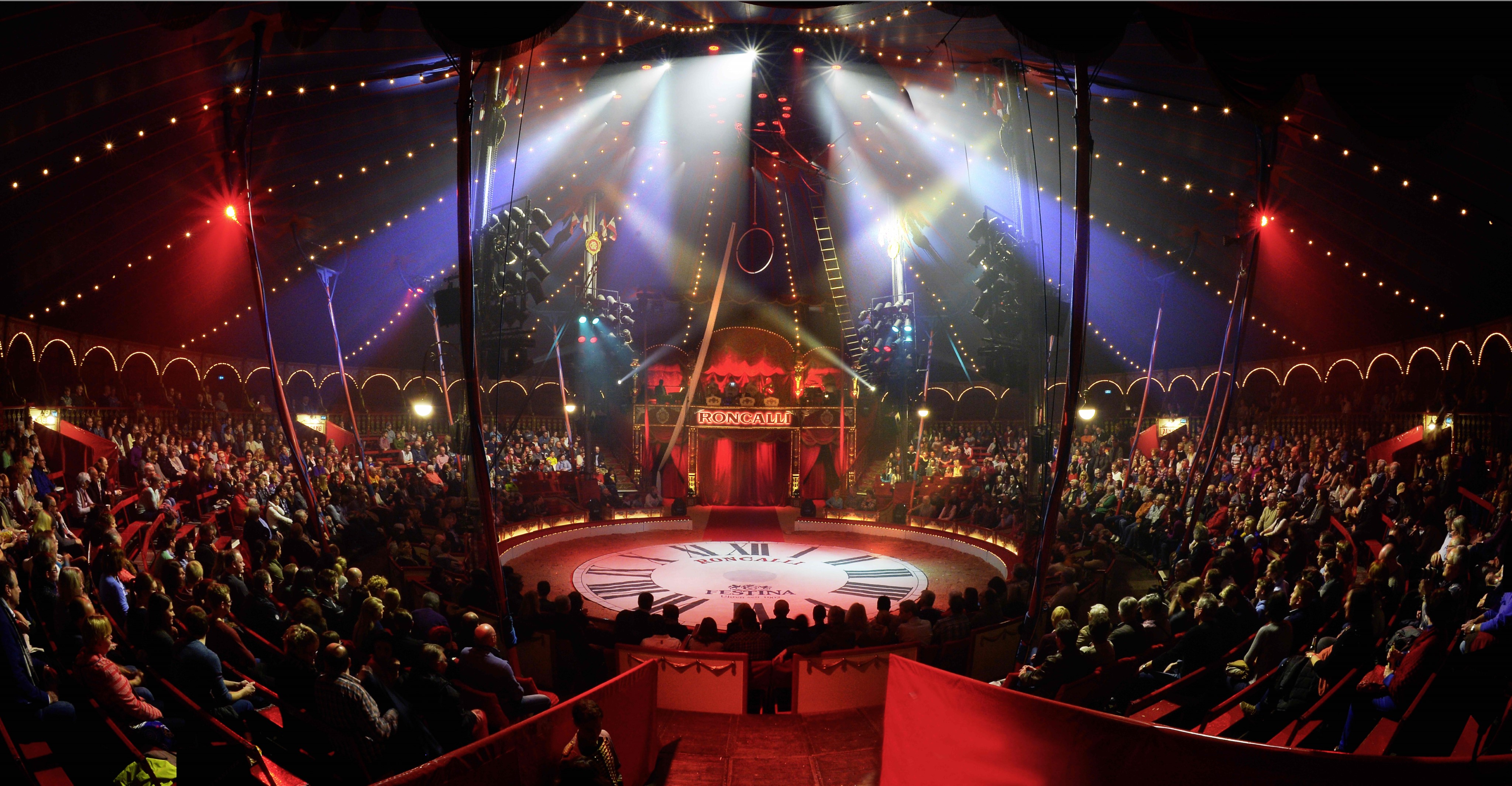 2 Circus Theater Roncalli Zelt Innen