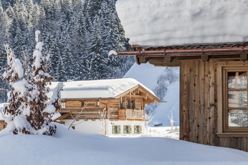 Gut Steinbach Chaletdorf exterior winter 07 scaled e1639048462519