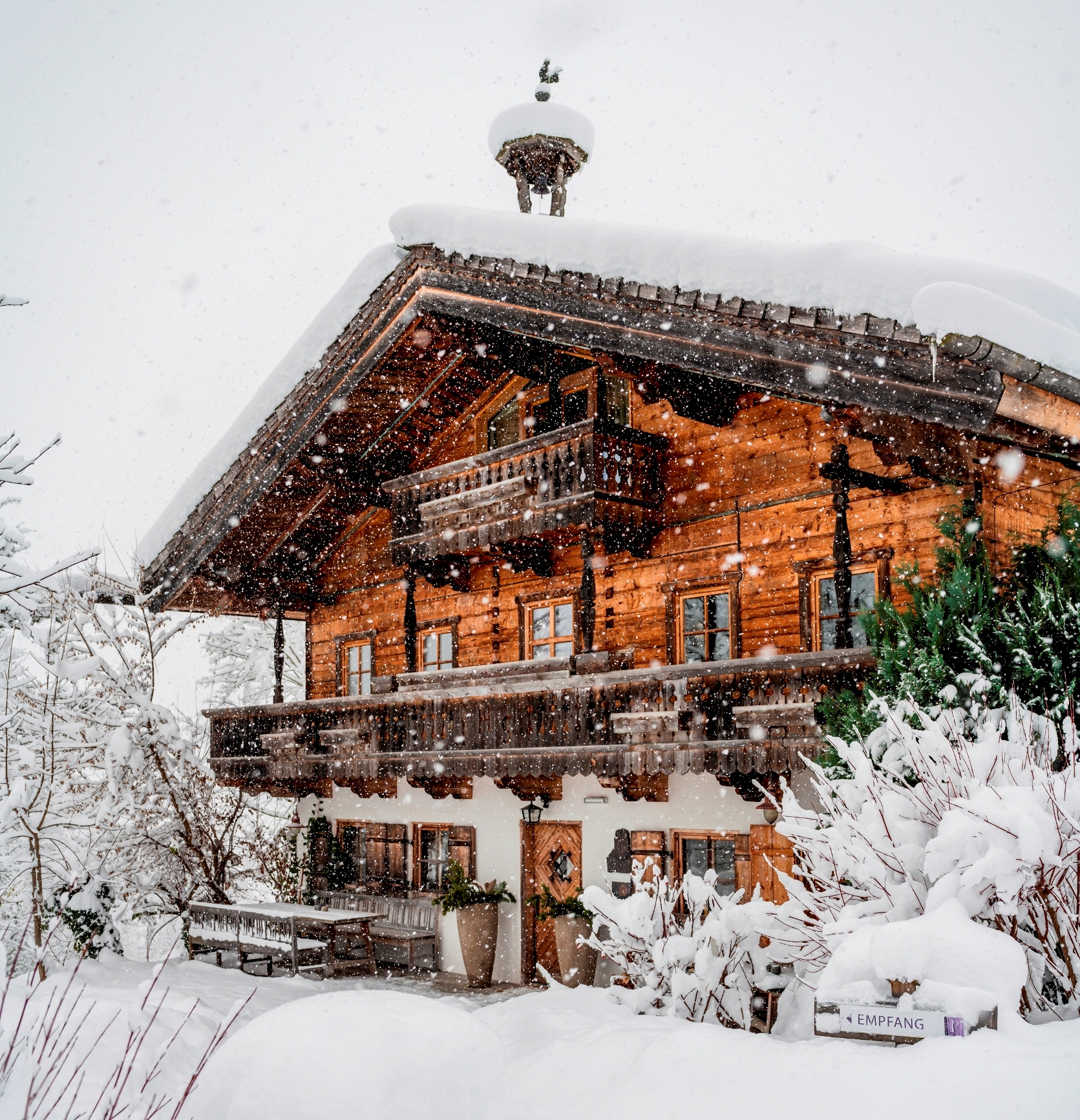 HuwisAlmAussenansichtCPRIESTEREGGPremiumECOResort guenterstandlde 1