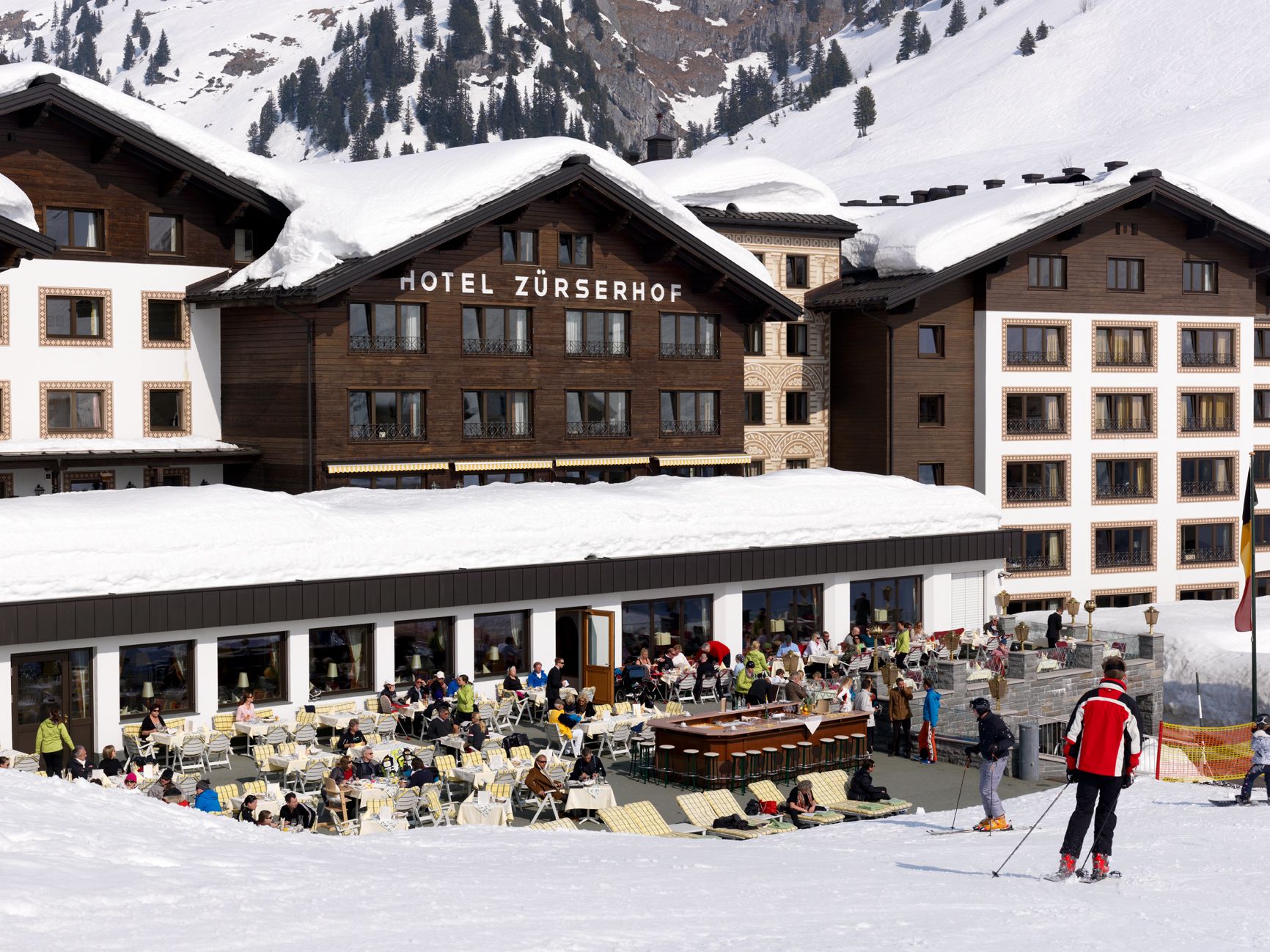 aussenansicht des hotels zuerserhof mit sonnenterrasse im winter c sfh bildkommunikation hotel zuerserhof