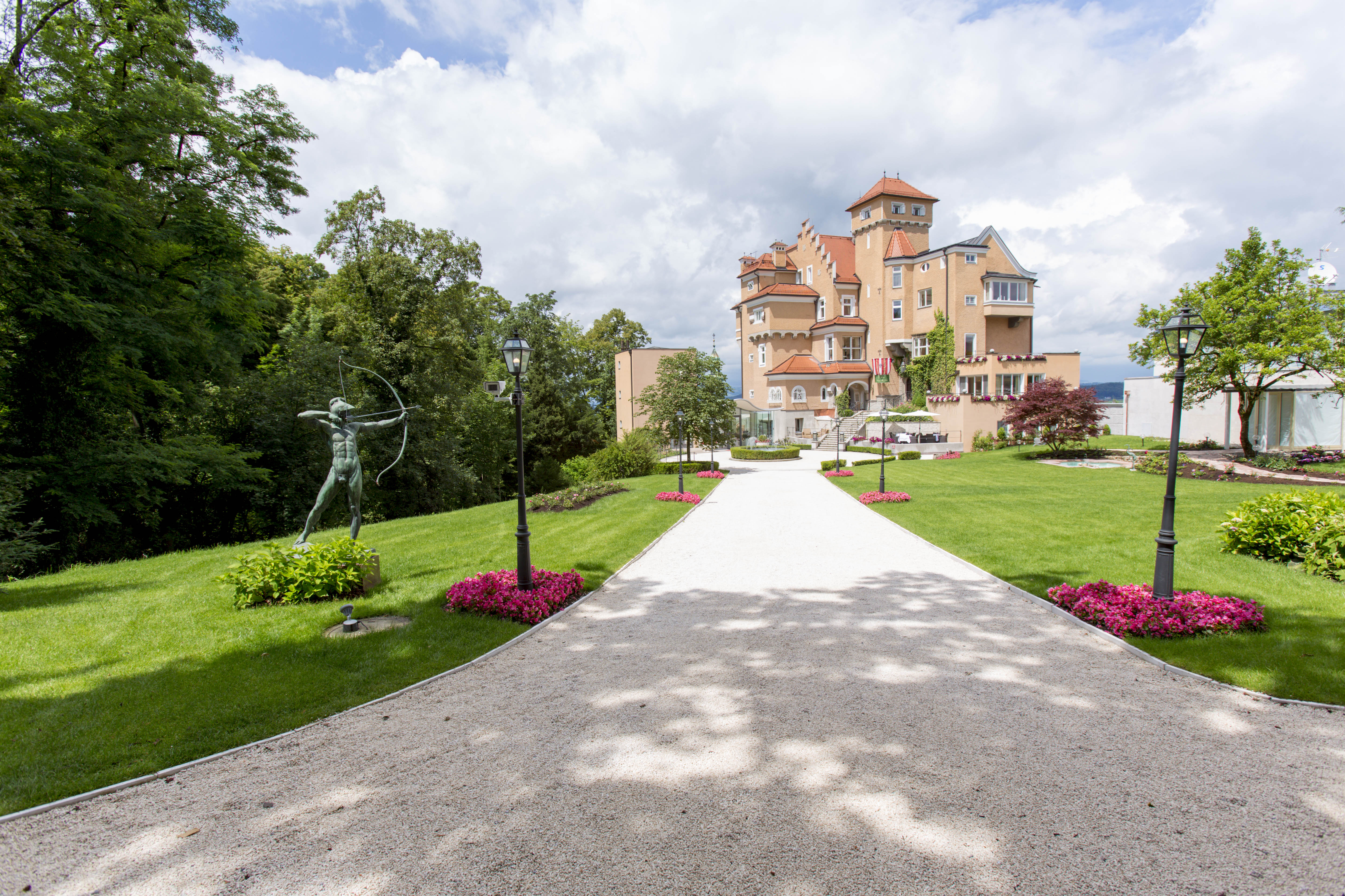 blick auf das hotel schloss moenchstein schloss moenchstein