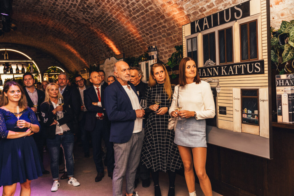 09 KATTUS KUNSTSTUeCK