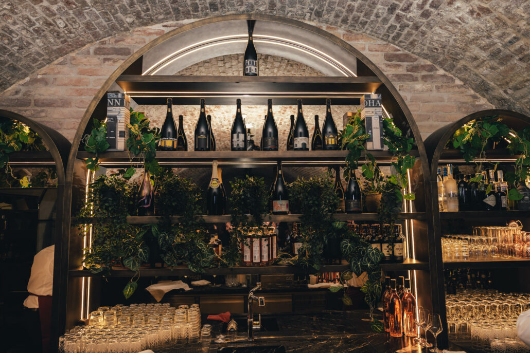 17 KATTUS KUNSTSTUeCK