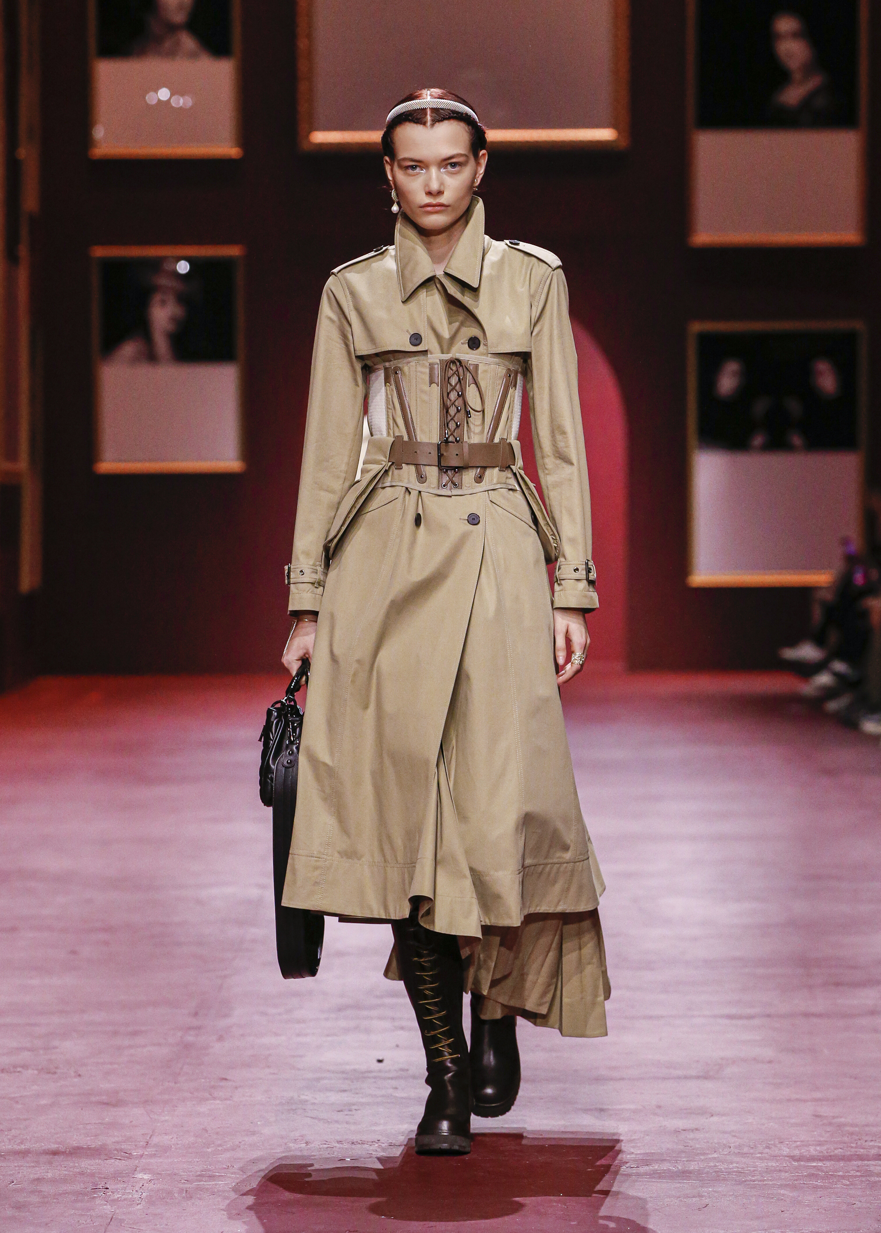 20 Dior Femme FALL WINTER 2022 23 Look 20