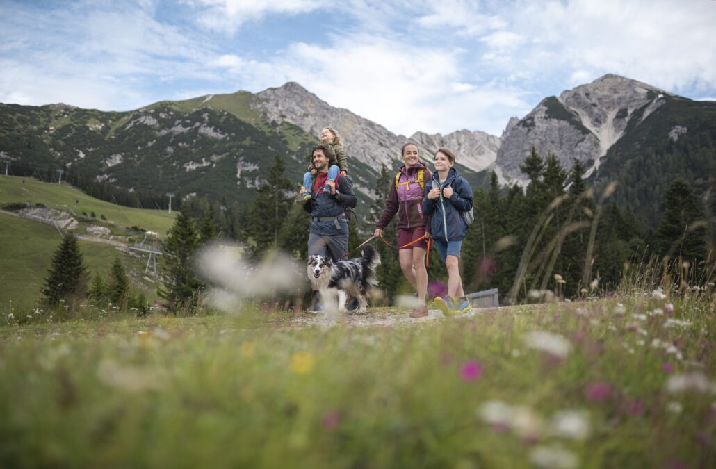 Familie beim Wandern am Kaltwassersee Seefeld 1 Kopie