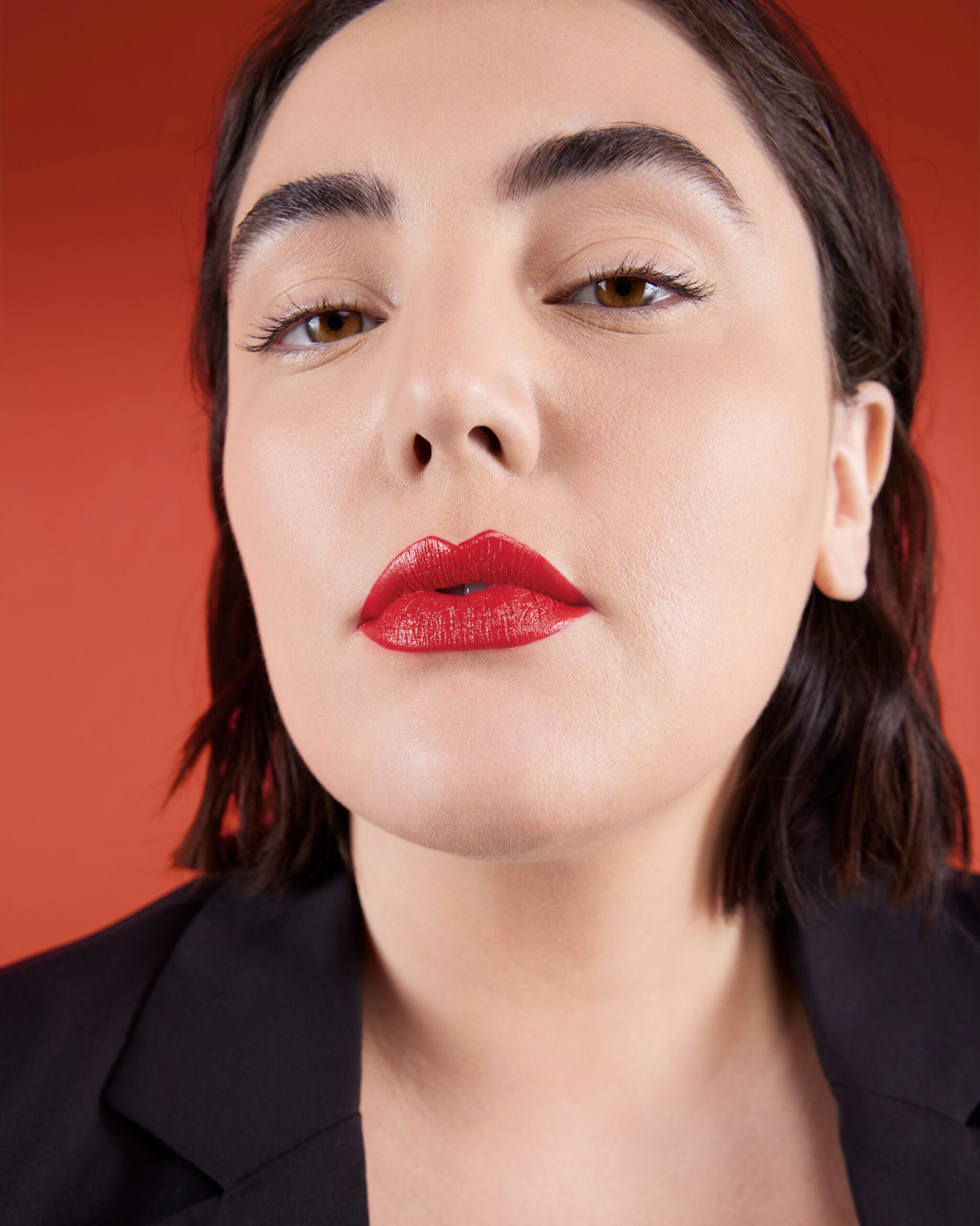 ysl dmi makl rpc the bold 22 wearable attitude full face result shade 01 light skintone andrea portrait 3200x4000px 3614273056519 rgb scaled