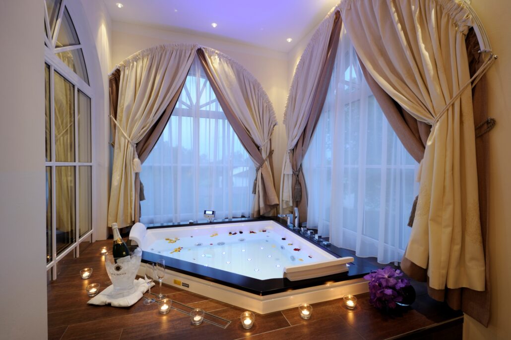 Hotel Gut Ising Ising Spa Wellness Whirlpool Innen Horizontal