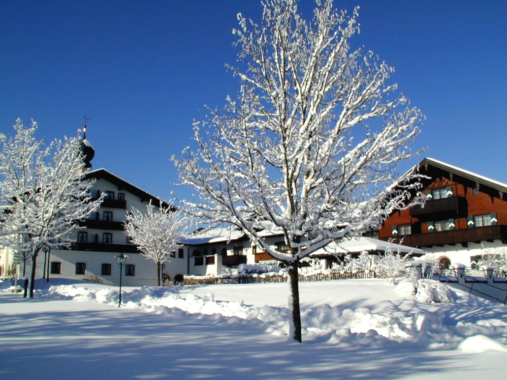 a Gut Ising verschneites Anwesen