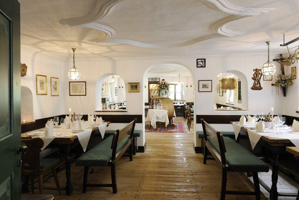hotel gut ising key visuals gaststube restaurant zum goldenen pflug