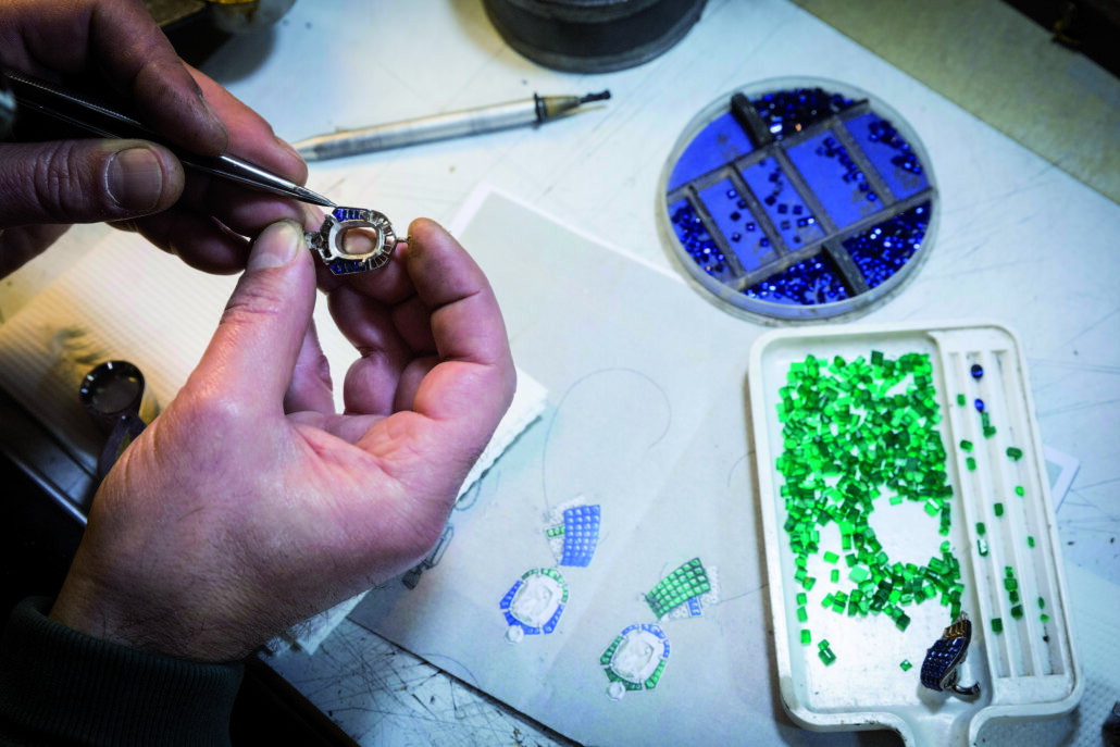 Boucles doreilles ђcho Myst‚rieux Sertissage des saphirs en Serti Myst‚rieux entourant les diamants ё Van Cleef Ar