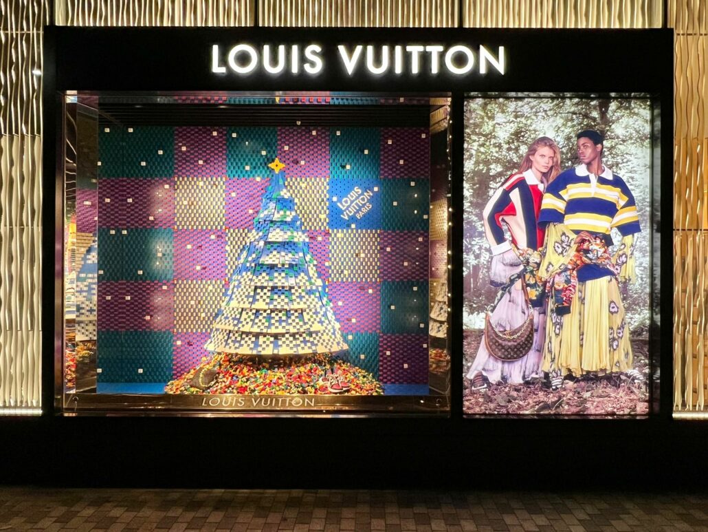 LOUIS VUITTON Windows in collaboration with master LEGOr builders for the Holiday Season 2022 1
