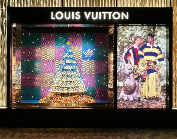 LOUIS VUITTON Windows in collaboration with master LEGOr builders for the Holiday Season 2022 1