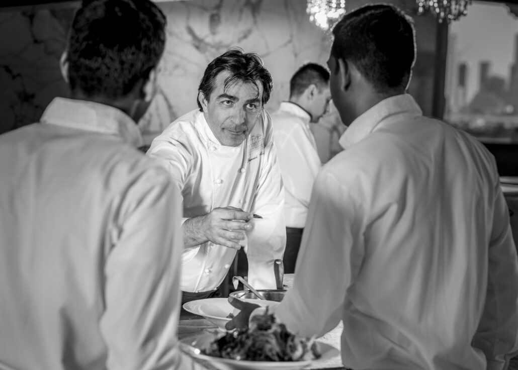 OO ThePalm FB Chef Yannick Service 0424 MASTER BW