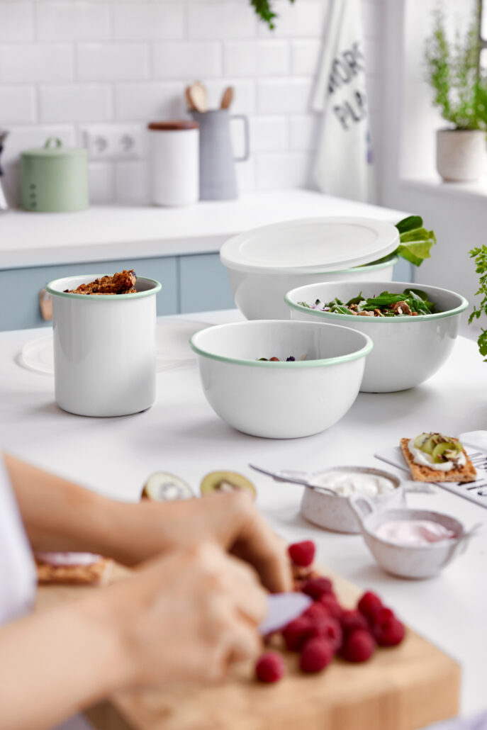 TCHIBO 121271 Emaille Knaeckebrotdose 1 02.23