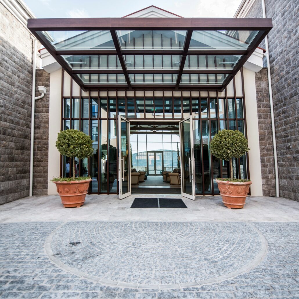 hotel chedi lustica montenegro c Orascom Development Eingang