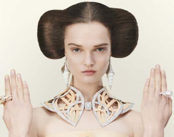 BOUCHERON Carte Blanche Ailleurs Sand Woman full look scaled e1673268942880