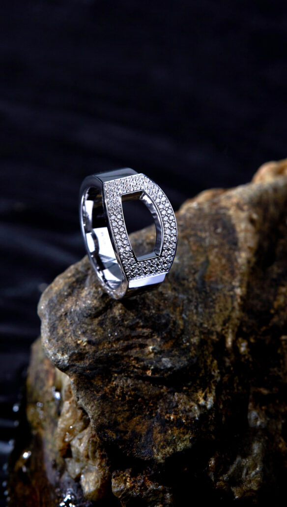 Corum TonneauPave Ring WG LS