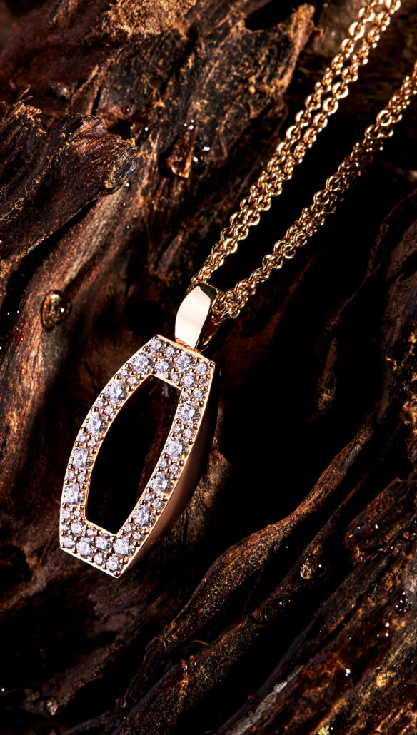 Corum TonneauSnow Pendant RG LS