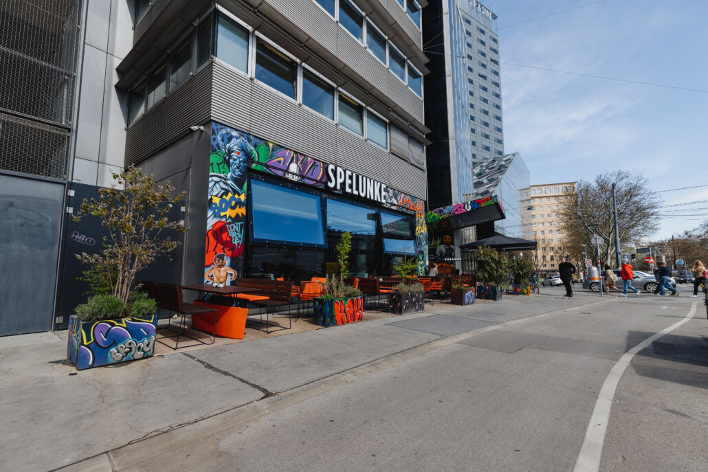 SPELUNKE Aussenansicht © Tim Walker 3