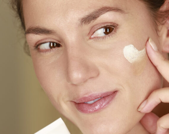 Hyaluron Nude Perfection Fluid getoent von medipharma cosmetics 1 scaled e1680089084797