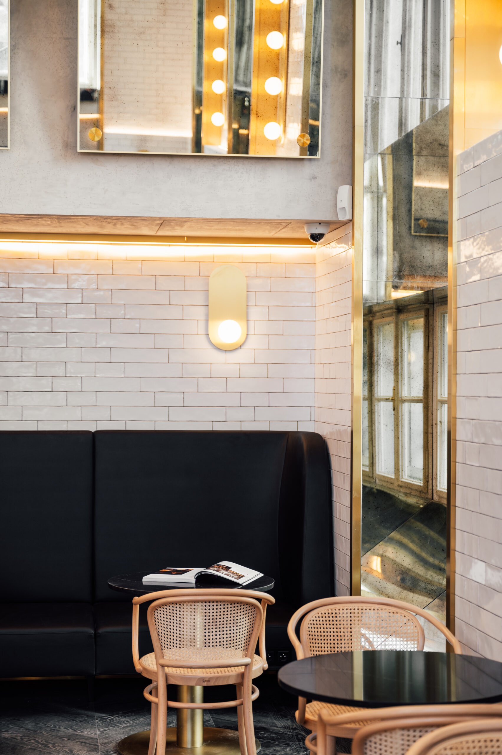 Elias Coffee Shop cosy corner scaled