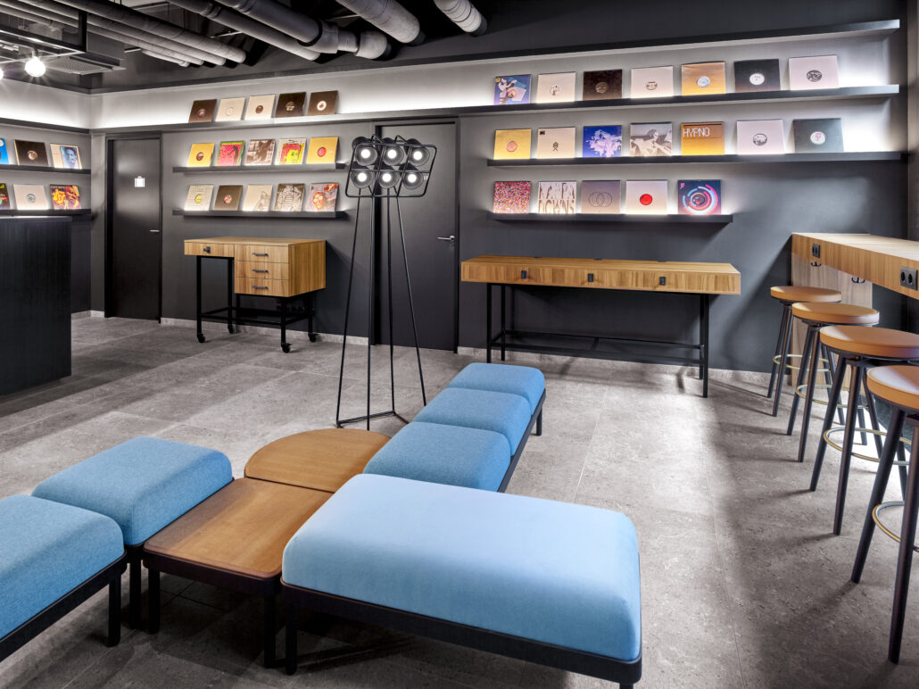 Jaz Vienna public Lobby Plattenladen c Deutsche Hospitality