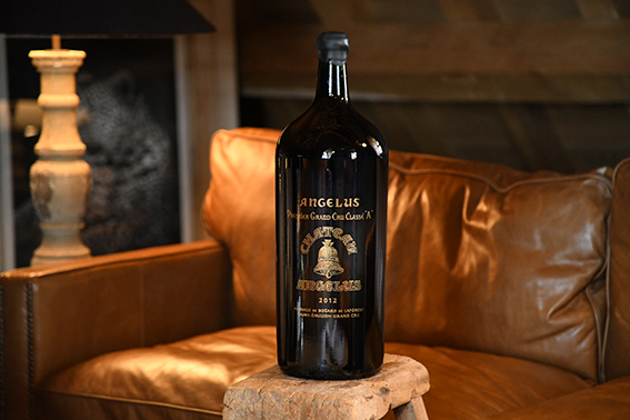 Lifestyle image web Chateau Angelus Imperiale bottle