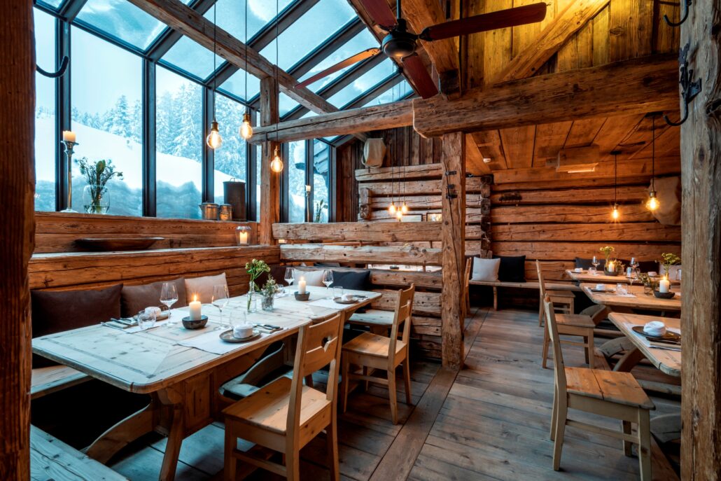 RestaurantBruggInnenansichtZweiCPRIESTEREGGPremiumECOResort guenterstandlde.jpg