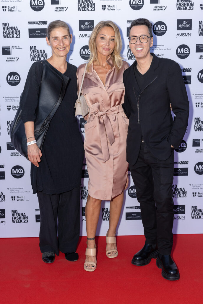 2023 09 11 MQVFW 19 00h a Red Carpet TL Presse 004 Karin Oebster Martina Mueller Thang de Hoo
