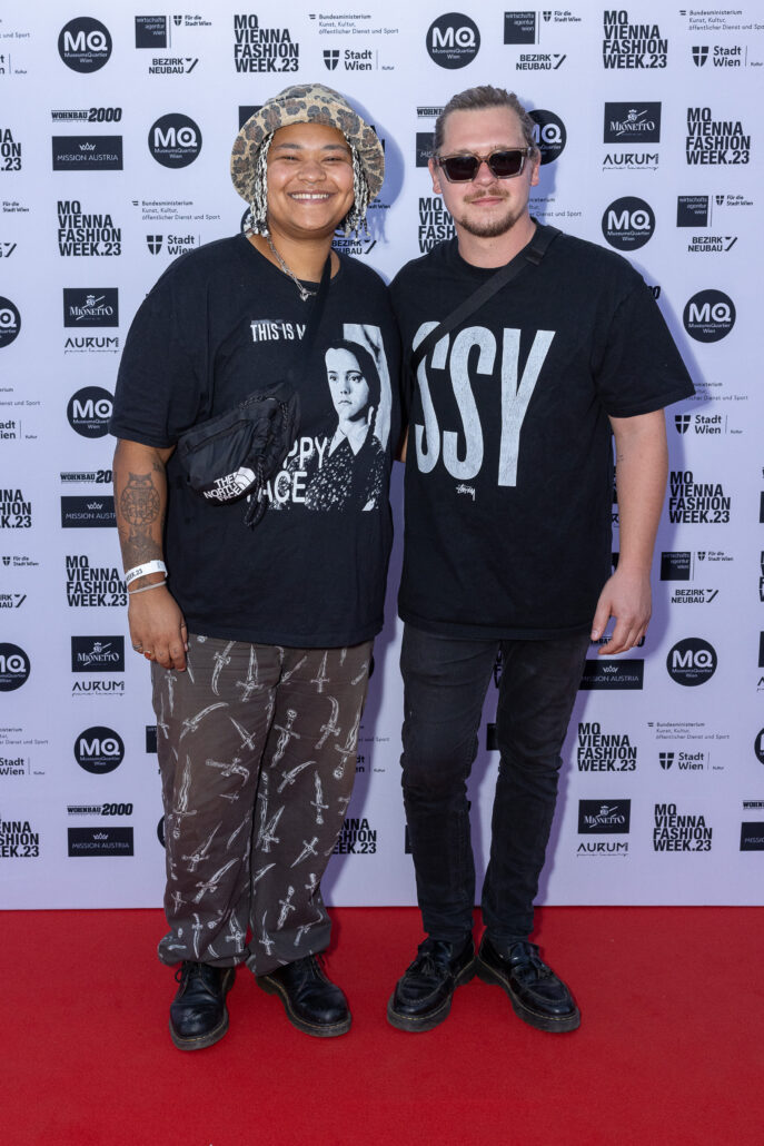 2023 09 11 MQVFW 19 00h a Red Carpet TL Presse 015 Melanie Ebietoma Clemens Martinuzzi Elektrik Pop Duo 34Die Moewe34