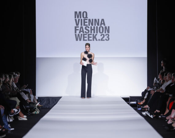 2023 09 11 MQVFW 20 00h a Opening Show Lieblingsoutfits der Designer KB Presse 004