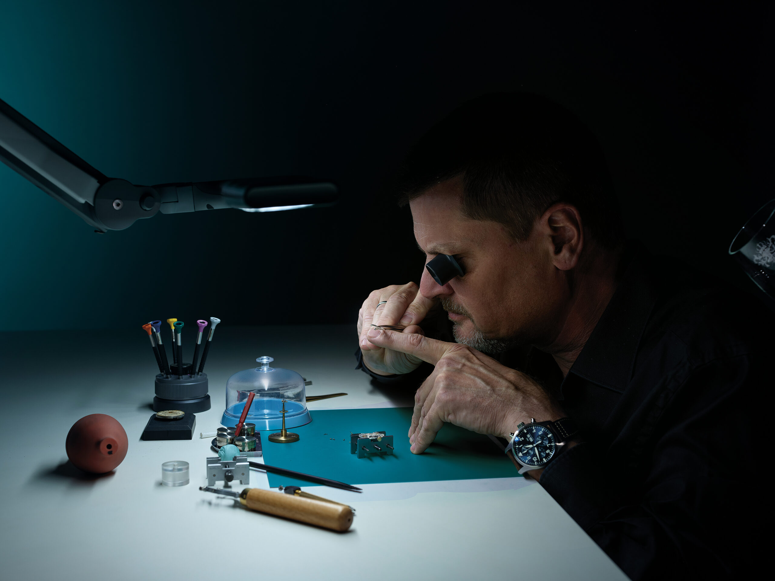 220928 die zeitmesserin bild arbeit detail seite roman scaled