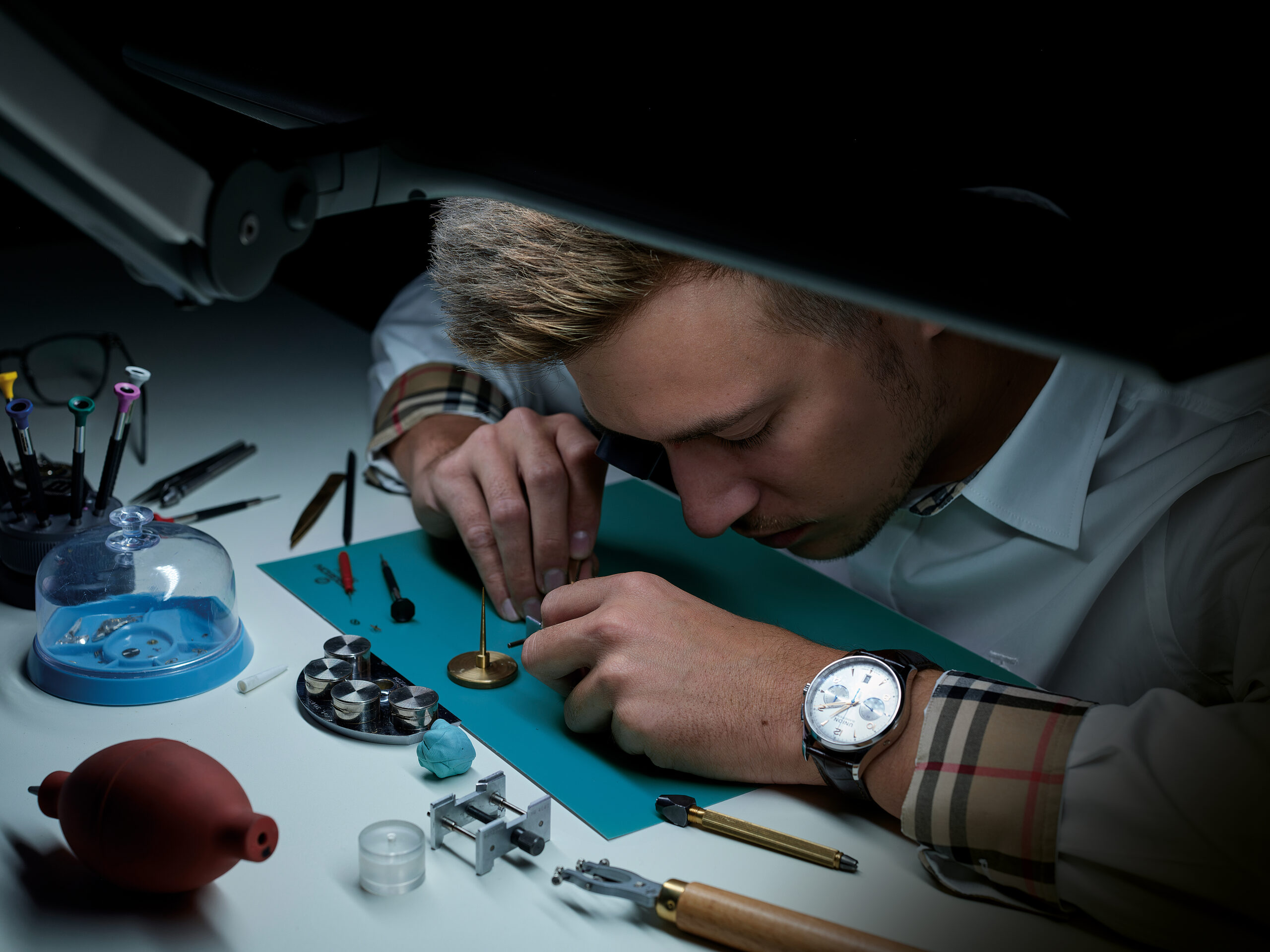 220928 die zeitmesserin bild arbeit detail vorne manuel scaled