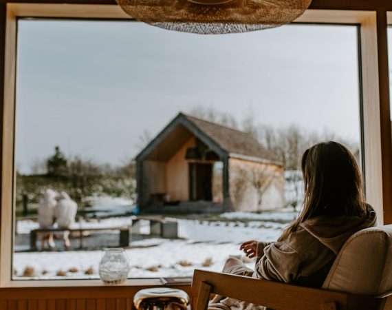 04 Seezeitlodge Hotel und Sp Aussensaunadorf im Winter c Vera Prinz e1699440615588