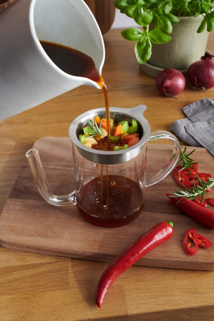 132343 Fettreduzierkanne mit Sieb 1 49.23