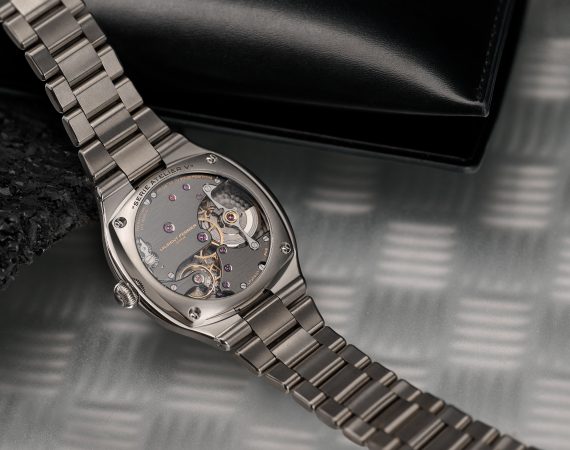 Laurent Ferrier Serie Atelier V Sport Auto 40 Watch LCF040.T1.V1GCO Caseback Lifestyle HD