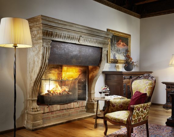 einladender kaminofen schloss hotel mittersill 2