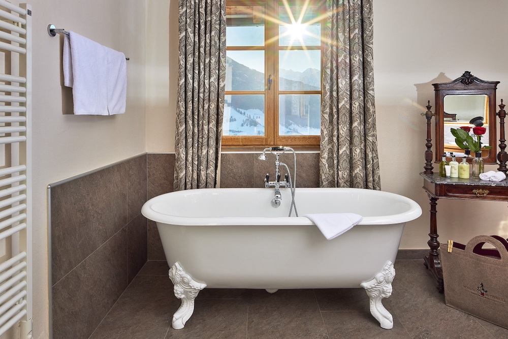 lichtdurchflutetes badezimmer schloss hotel mittersill 1