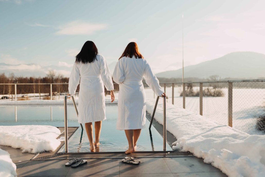 outdoor pool im winter c daniel waschnig das seepark woerthersee resort