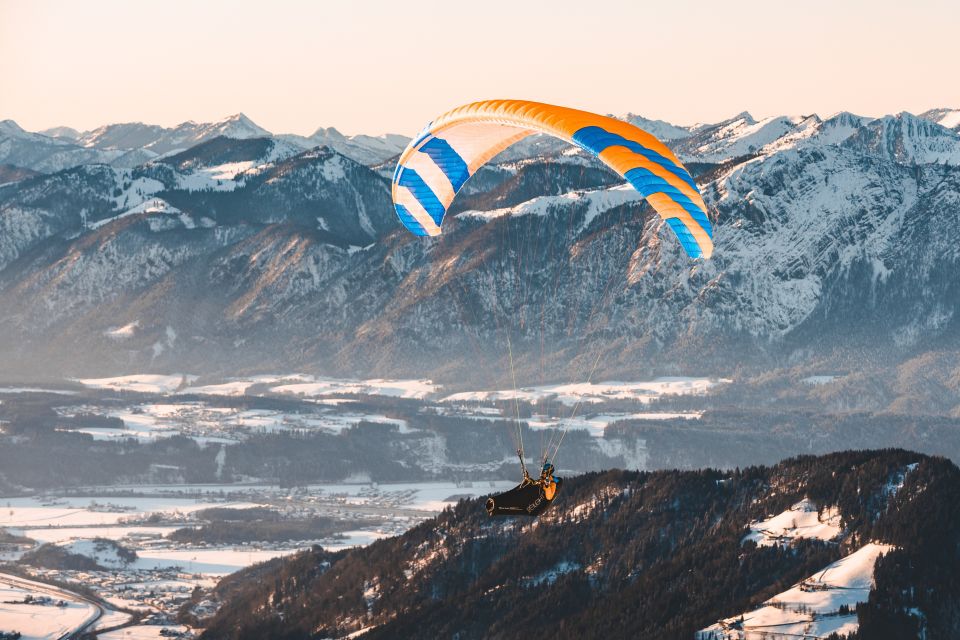 paragleiten ueber die verschneite region c mathaus gartner das hohe salve sportresort