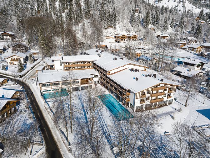 vogelperspektive auf die winterliche hotelanlage c dominik cini familotel bayrischzell