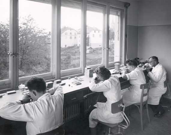 Atelier de controle qualite CAF 1950 a droite Timothee Piaget