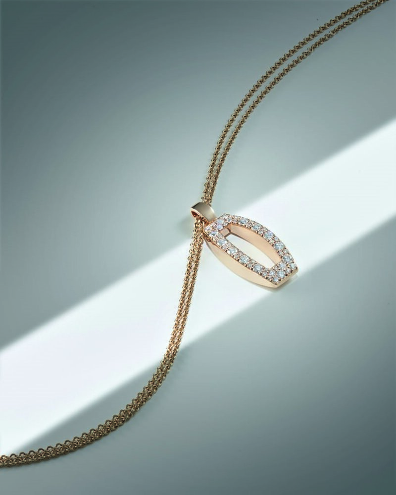 Corum Tonneau Snow Pendant RG 819x1024 1