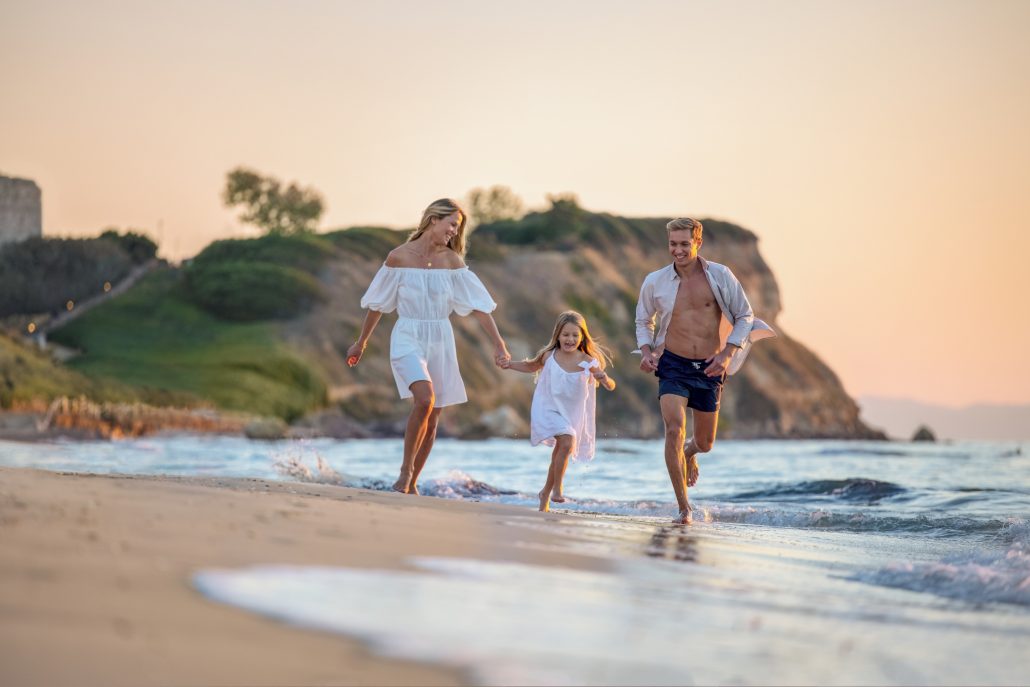 Familie am Strand c Sani Resort