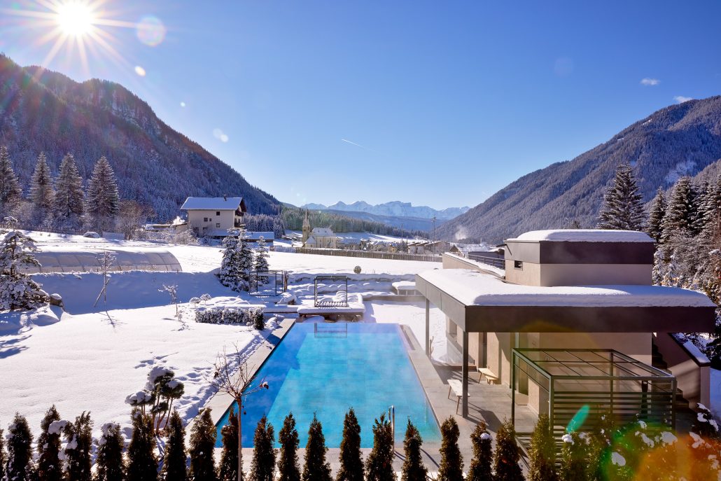 das hotel von winterlicher landschaft umgeben c huber fotografie fontis luxury spa lodge