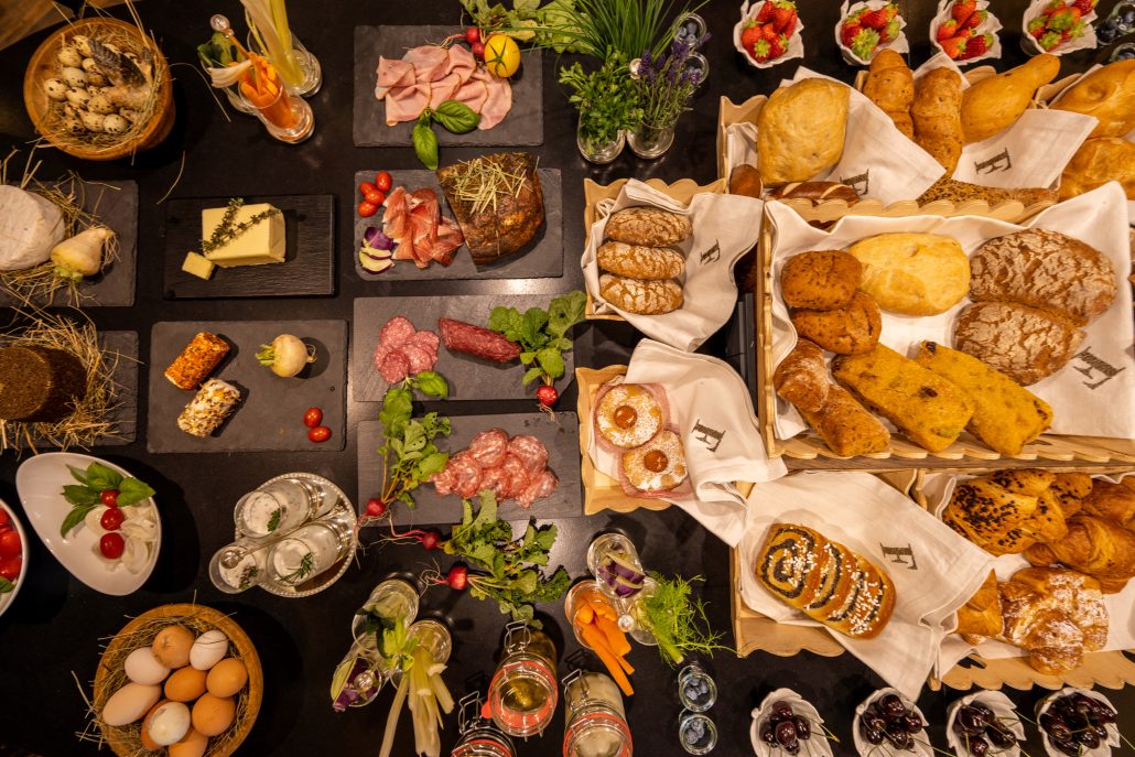 grosse auswahl am fruehstuecksbuffet c carmen huter fontis luxury spa lodge