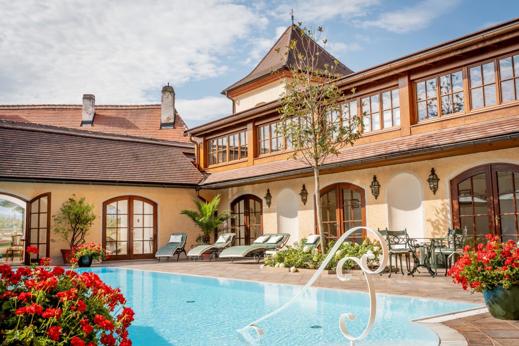 Pool Hotel Schloss Duernstein 02