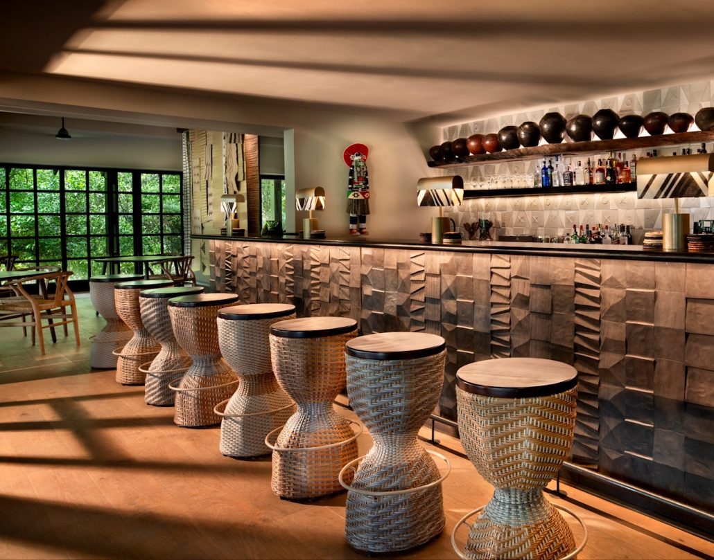 South Africa Phinda Forest Lodge Guest Area barmen with cocktail 2 Kopie