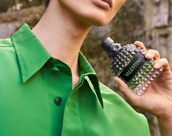 23121113477920 vlt frag bir green launch 24 dmi uomo green model lifestyle in hand3 16x9