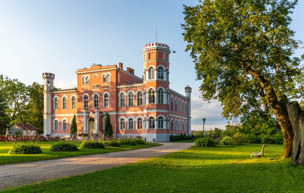 Birinu pils c Latvia Travel